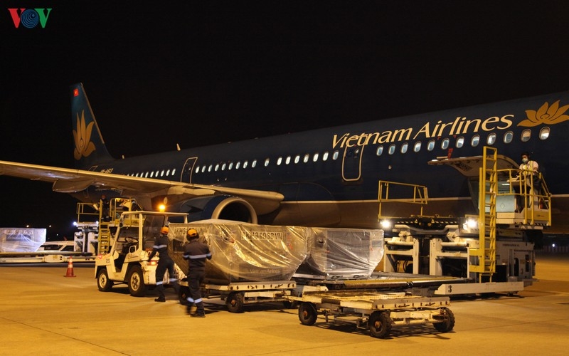 gan 5 tan hang vien tro chong dich covid 19 cua viet nam da den lao