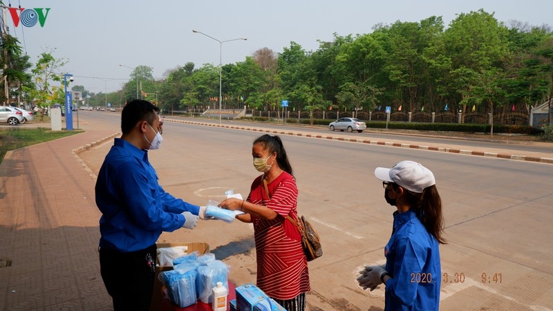 sinh vien viet phat hon 4000 khau trang cho nguoi dan lao chong covid 19