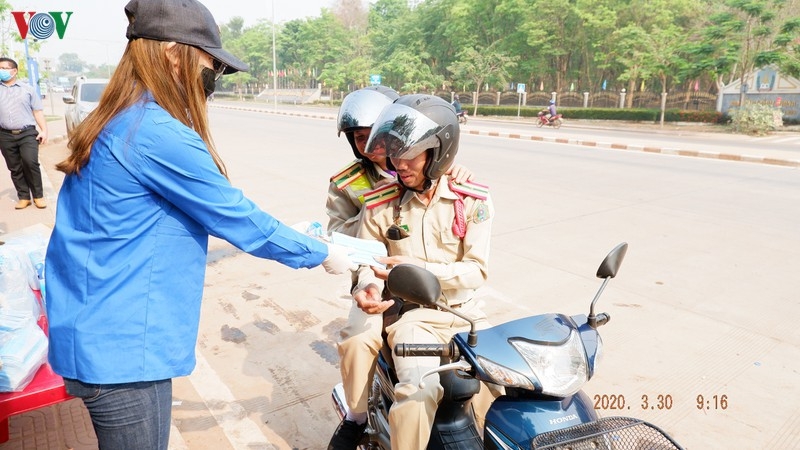 sinh vien viet phat hon 4000 khau trang cho nguoi dan lao chong covid 19