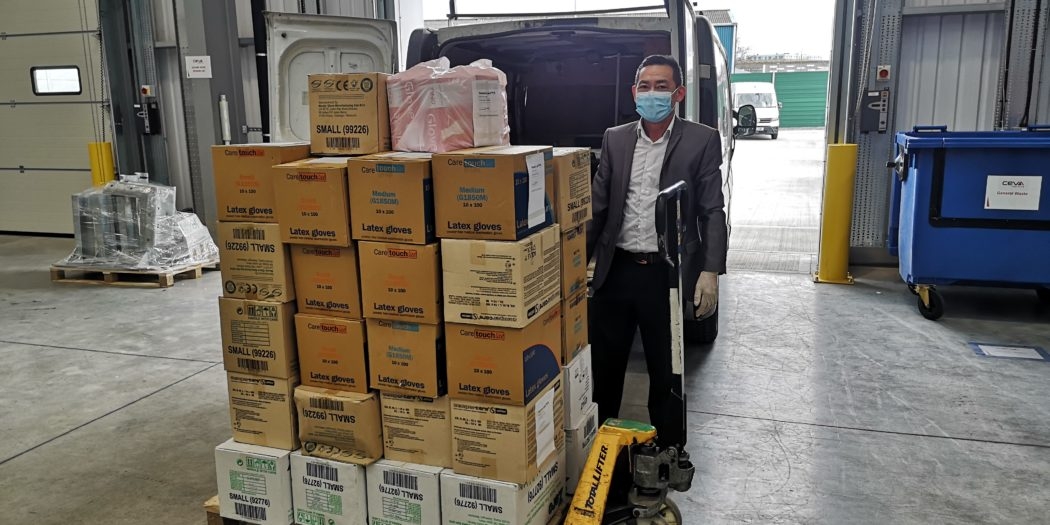 hoi nguoi viet nam tai vuong quoc anh ho tro 50 thung khau trang va gang tay cho co quan y te nhs