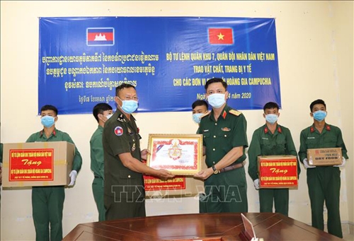 quan khu 7 trao tang nhieu vat tu y te giup quan doi hoang gia campuchia chong covid 19