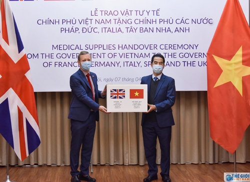 viet nam tang 550000 khau trang cho 5 nuoc chau au chong covid 19