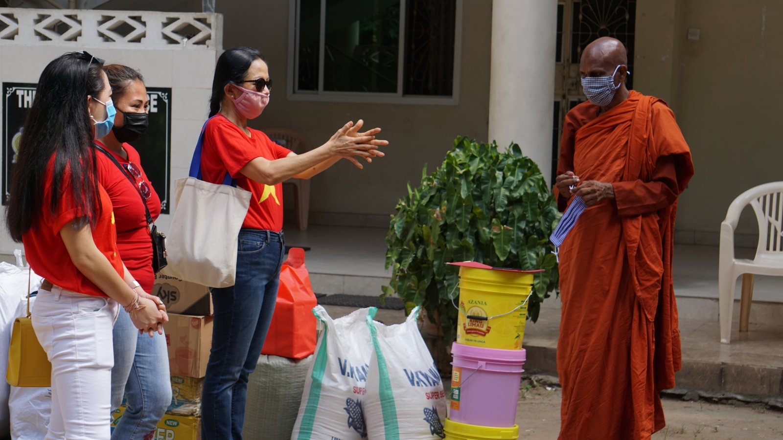 hoi phu nu viet nam tai tanzania trao tang nhu yeu pham cho trai tre mo coi chanika childrens home