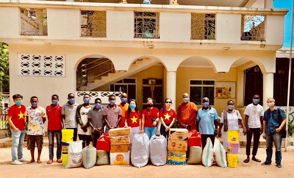 hoi phu nu viet nam tai tanzania trao tang nhu yeu pham cho trai tre mo coi chanika childrens home