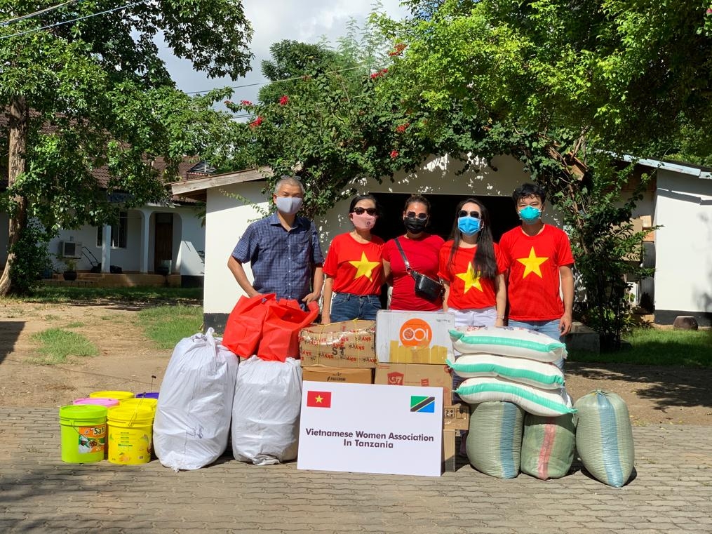 hoi phu nu viet nam tai tanzania trao tang nhu yeu pham cho trai tre mo coi chanika childrens home