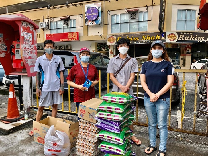 nguoi viet tai moskva va malaysia tich cuc chung tay vuot covid 19