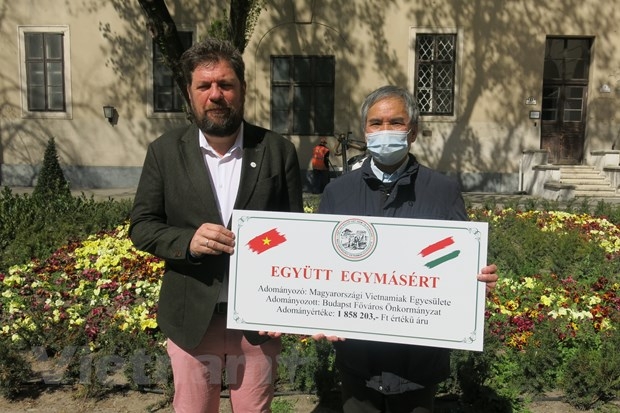 cong dong viet tai hungary ung ho hon 20000 euro giup nuoc ban chong covid 19