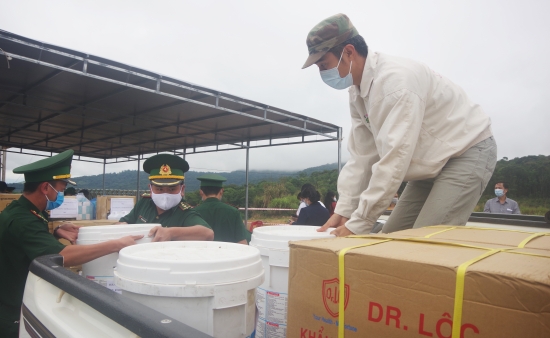 quang tri tang vat tu y te hon 300 trieu dong giup salavan lao chong covid 19