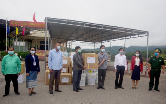 quang tri tang vat tu y te hon 300 trieu dong giup salavan lao chong covid 19