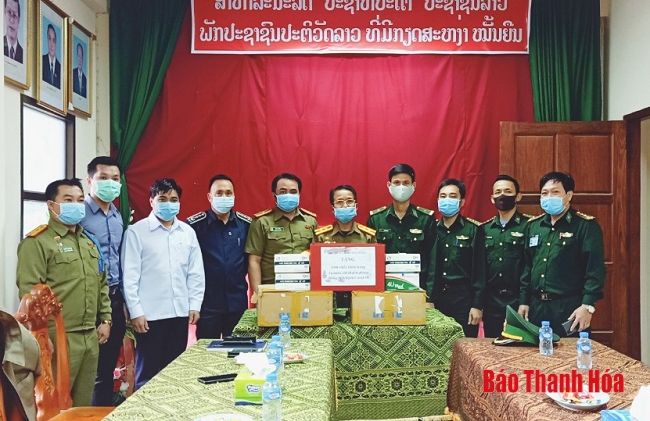 bo doi bien phong thanh hoa trao tang 1000 chiec khau trang y te cho tinh hua phan lao chong covid 19