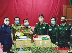 nghe an trao hon 700 trieu tien qua tang giup tinh xieng khoang lao chong covid 19