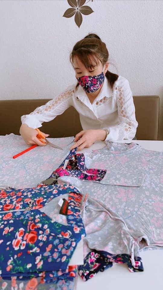nguoi viet o cac quoc gia huong ung phong trao may tang khau trang chong covid 19