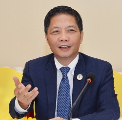 tieu vy trao qua cho nguoi ngheo tai que nha giua dich covid 19