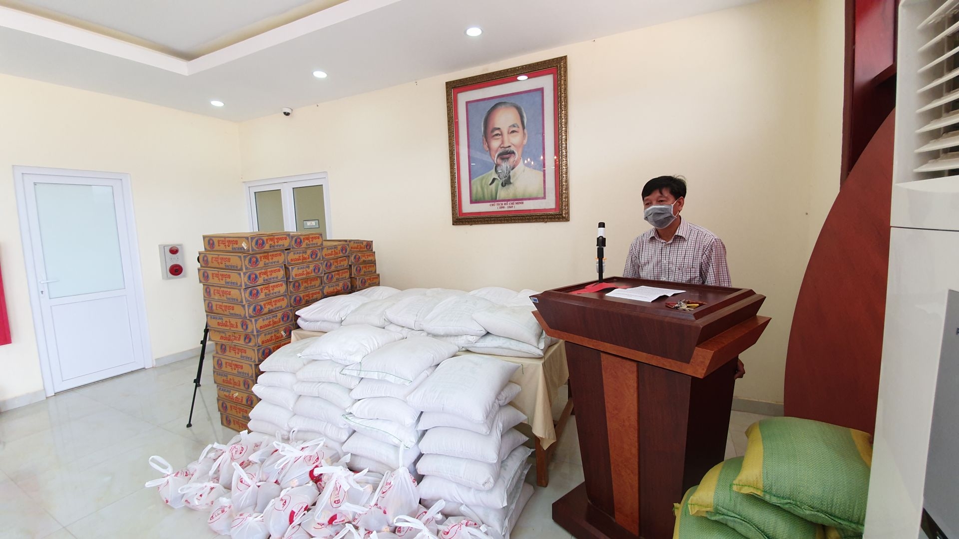 trao 57 suat qua ho tro ba con viet kieu co hoan canh dac biet kho khan tai tinh preah sihanouk campuchia57 suat qua trao tang ba con lan nay gom 1 ta