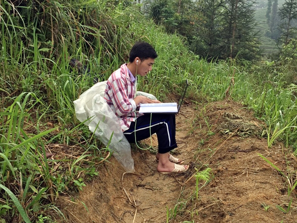 nam sinh co lao ha giang ngay ngay leo 5km duong nui tim wifi de hoc online