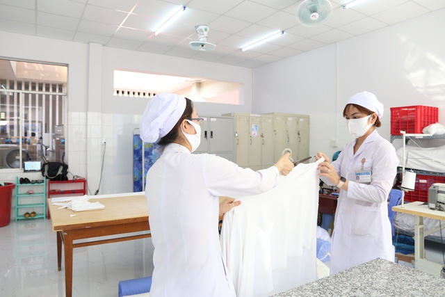 bac si benh vien phu san can tho may 1000 khau trang tang thanh pho riverside bang california my