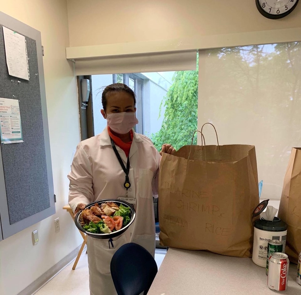 chu nha hang viet o california my tang com suon goi cuon cho bac si my chong covid 19