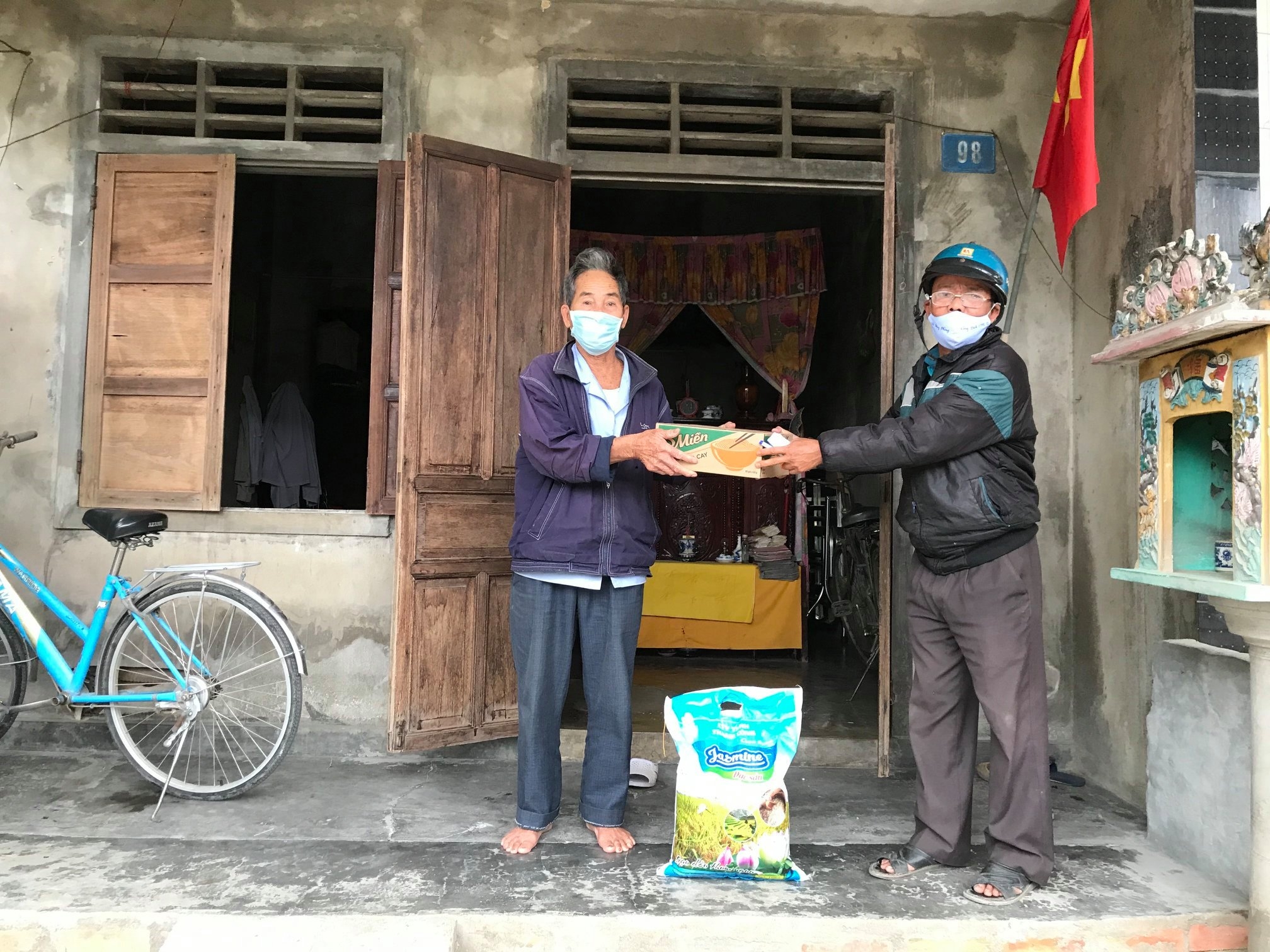 to chuc plan international viet nam tai tro hon 125 trieu dong giup do cac gia dinh kho khan tai hue