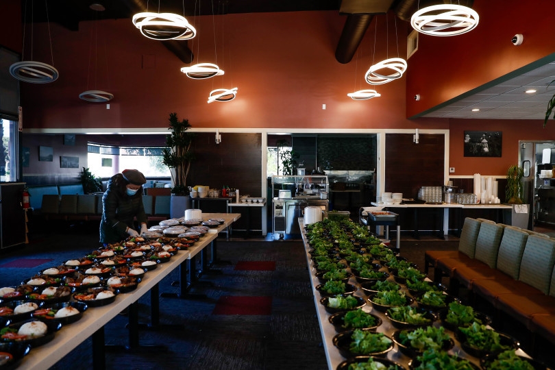 chu nha hang viet o california my tang com suon goi cuon cho bac si my chong covid 19