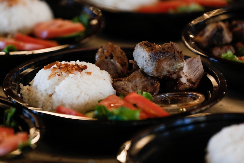 chu nha hang viet o california my tang com suon goi cuon cho bac si my chong covid 19