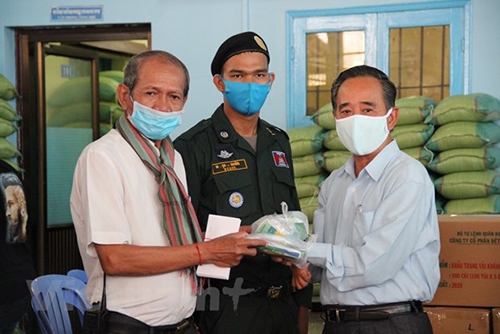 hoi khmer viet nam trao 200 suat qua cho cong dong campuchia goc viet gap kho do covid 19