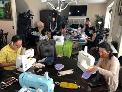 Người Việt ở Kansas, Mỹ may khẩu trang 14 tiếng/1 ngày để làm tình nguyện chống Covid-19