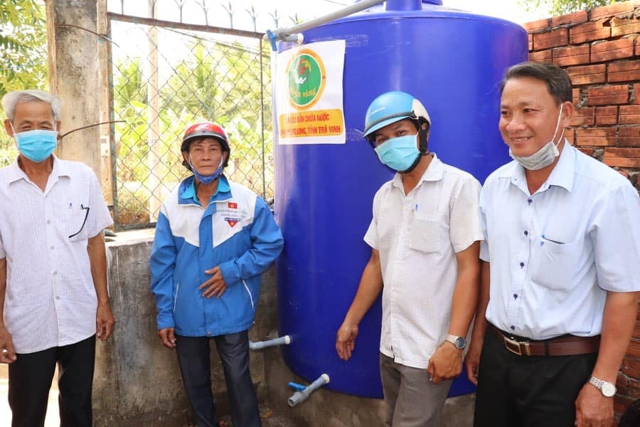 sen vang berlin trao tang bon chua va may loc nuoc cho ba con tra vinh tien giang khac phuc han man