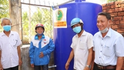 Sen vàng Berlin trao tặng bồn chứa và máy lọc nước cho bà con Trà Vinh, Tiền Giang khắc phục hạn mặn