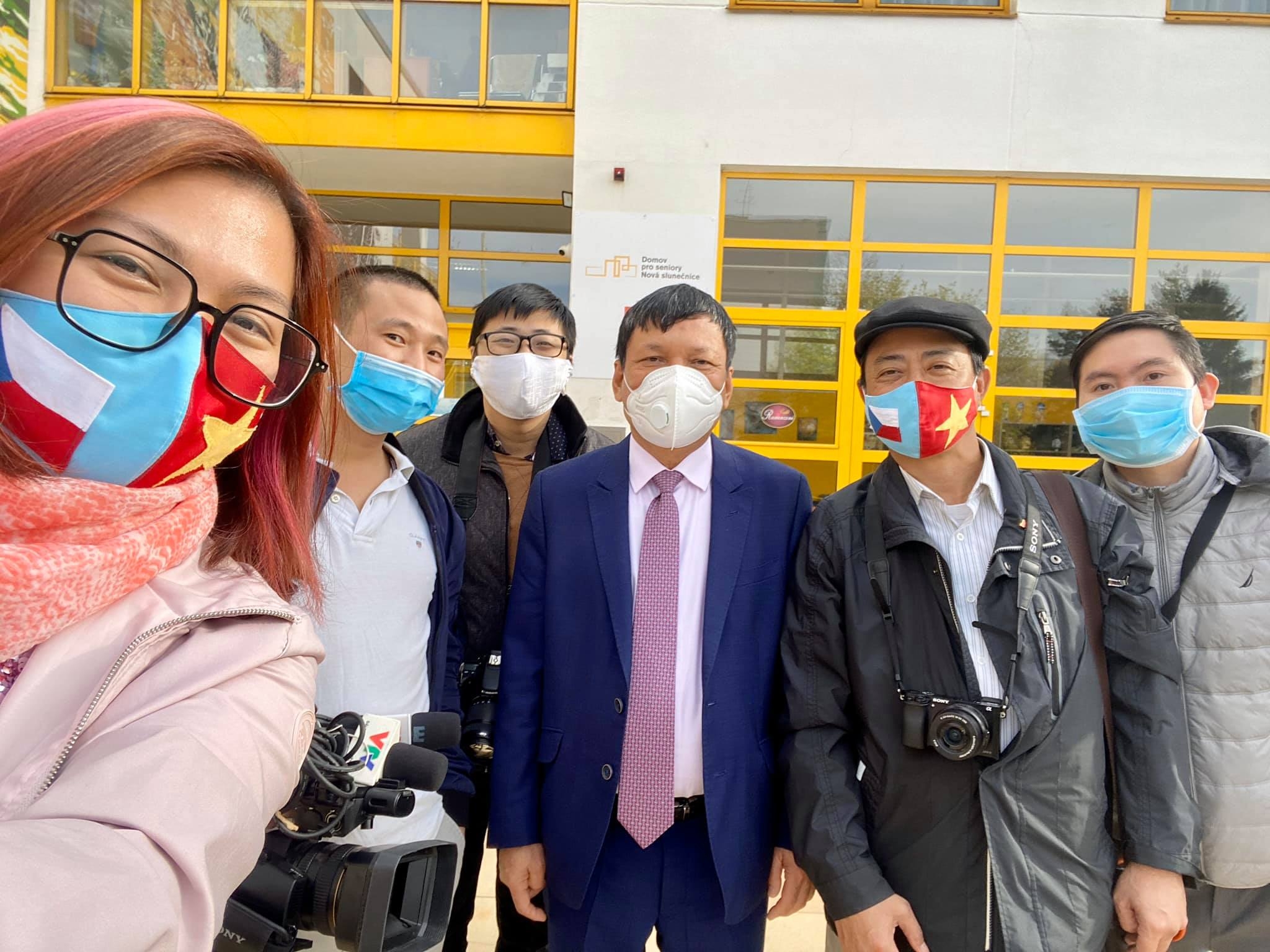 lanh dao cong hoa sec tinh ban hai nuoc duoc nhan doi tu nhung nghia cu cao dep cua cong dong nguoi viet