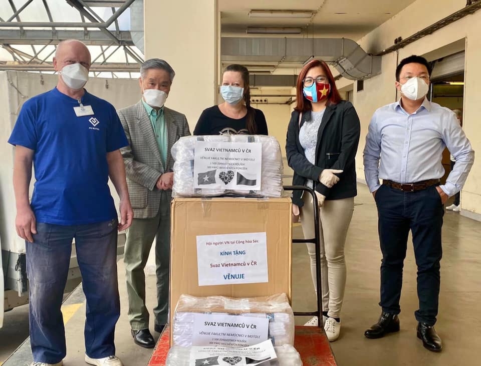 lanh dao cong hoa sec tinh ban hai nuoc duoc nhan doi tu nhung nghia cu cao dep cua cong dong nguoi viet