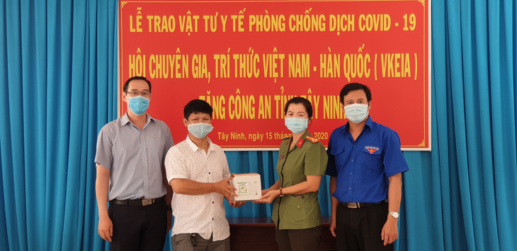 vkeia tang gan 10000 khau trang va nhieu vat tu y te giup luc luong tuyen dau tay ninh chong dich covid 19