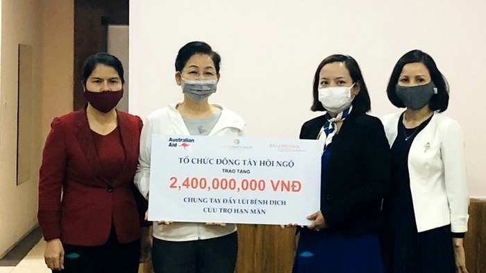 EMWF trao 2,4 tỷ đồng hỗ trợ phụ nữ yếu thế chống dịch COVID-19 và ứng phó với hạn mặn