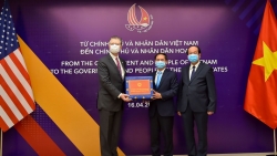 video hoi huu nghi viet nam azerbaijan trao 10000 khau trang giup nhan dan nuoc ban phong chong dich covid 19