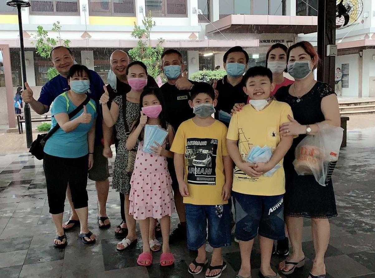 nguoi viet tai nga singapore chung tay tang khau trang cung nuoc so tai chong covid 19