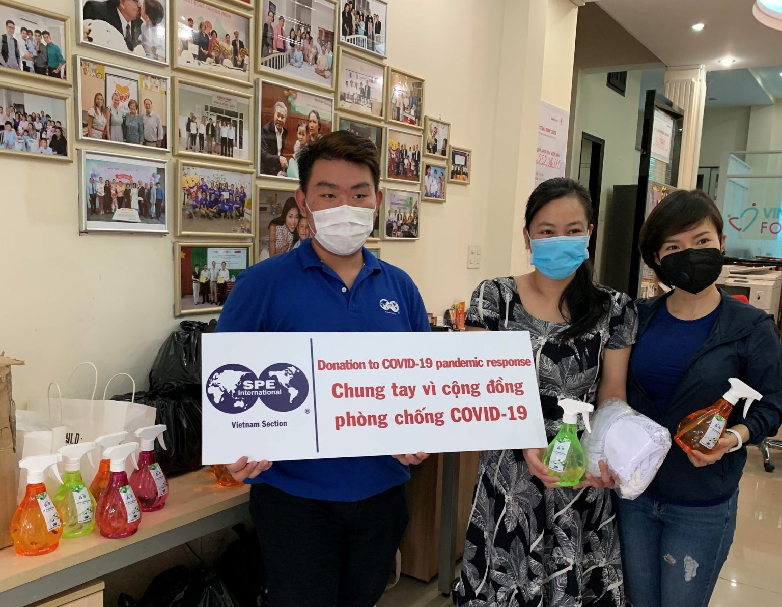 SPE ủng hộ 600 khẩu trang và 200 lọ nước rửa tay tới Bệnh viện Đại học Y Dược thành phố Hồ Chí Minh spe ung ho 600 khau trang va 200 lo nuoc rua tay toi benh vien dai hoc y duoc thanh pho ho chi minh