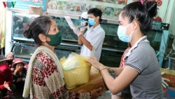 Doanh nghiệp Việt trao 130 suất quà giúp đồng bào tại Campuchia phòng chống COVID-19