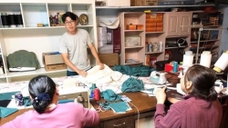 nguoi viet tai my bien tiem nail thanh cong xuong may khau trang chong covid 19