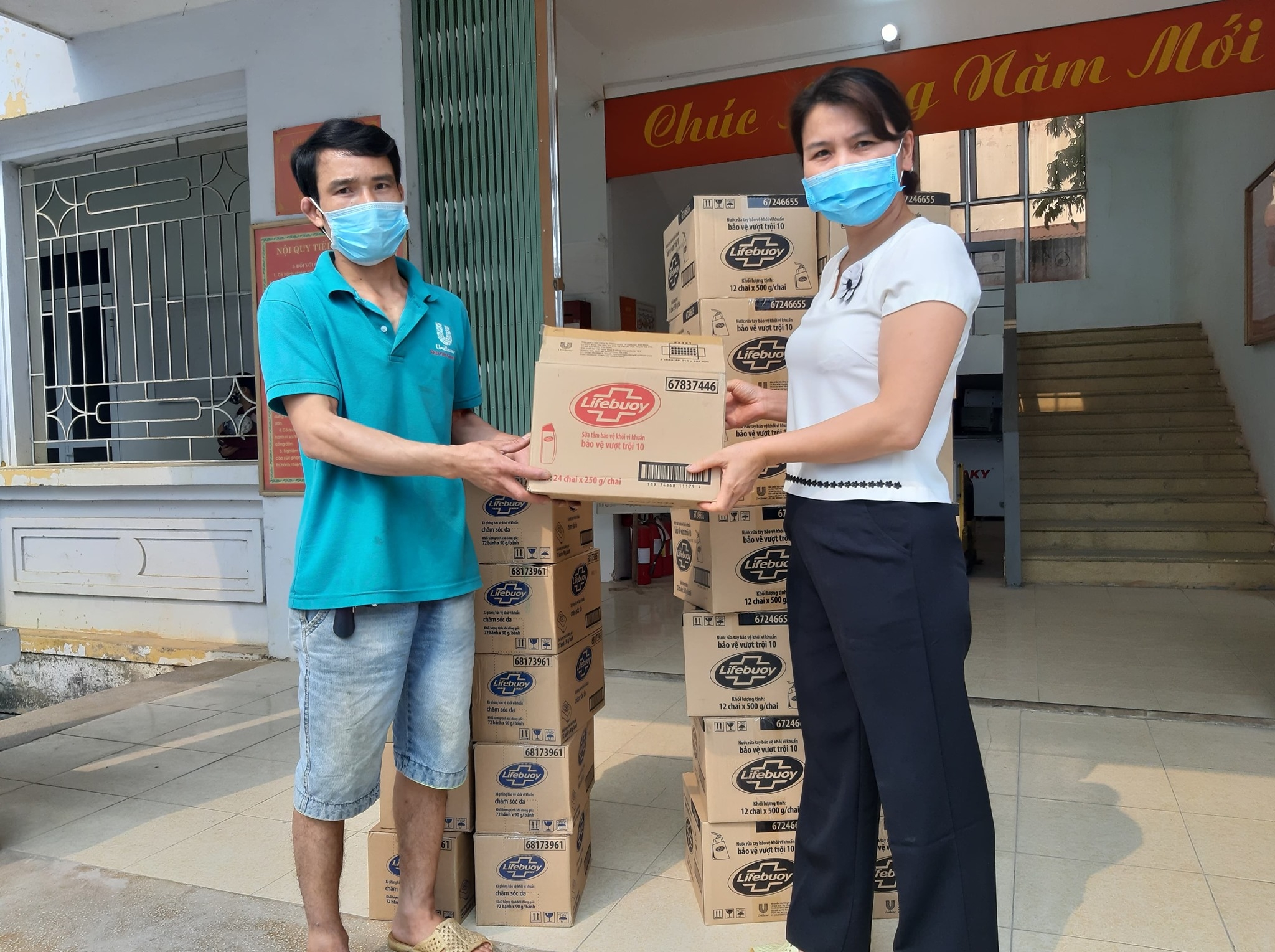 hki tai tro 760 banh xa phong va 168 chai nuoc rua tay giup lai chau chong covid 19