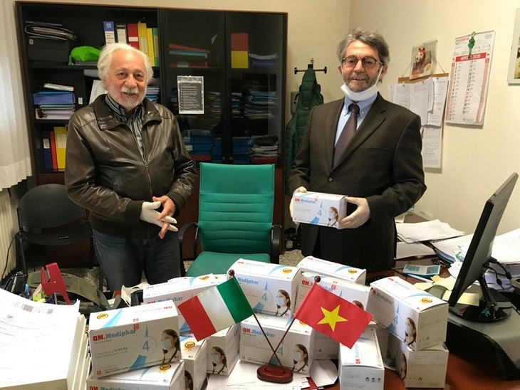 italia tiep nhan lo hang 16500 khau trang viet nam gui tang