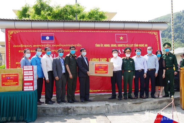 nghe an trao hon 700 trieu tien qua tang giup tinh xieng khoang lao chong covid 19