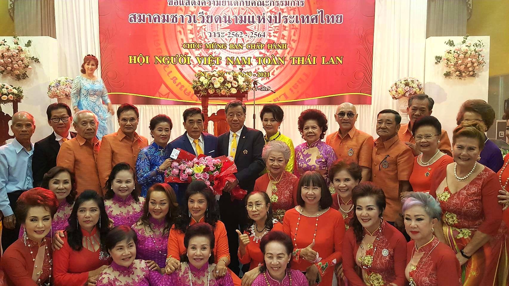 hoi nguoi viet nam toan thai ung ho 860000 baht giup que huong chong covid 19