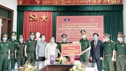 quan khu 4 trao hon 2 ty dong tien vat tu y te ho tro lao chong covid 19