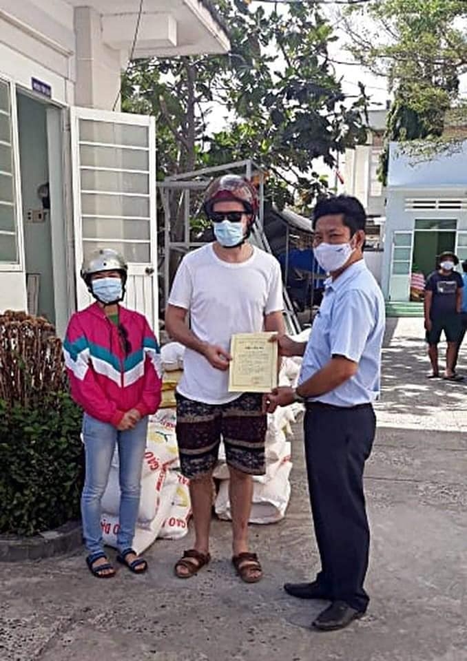 nguoi nuoc ngoai tai viet nam chung tay ung ho cay gao atm