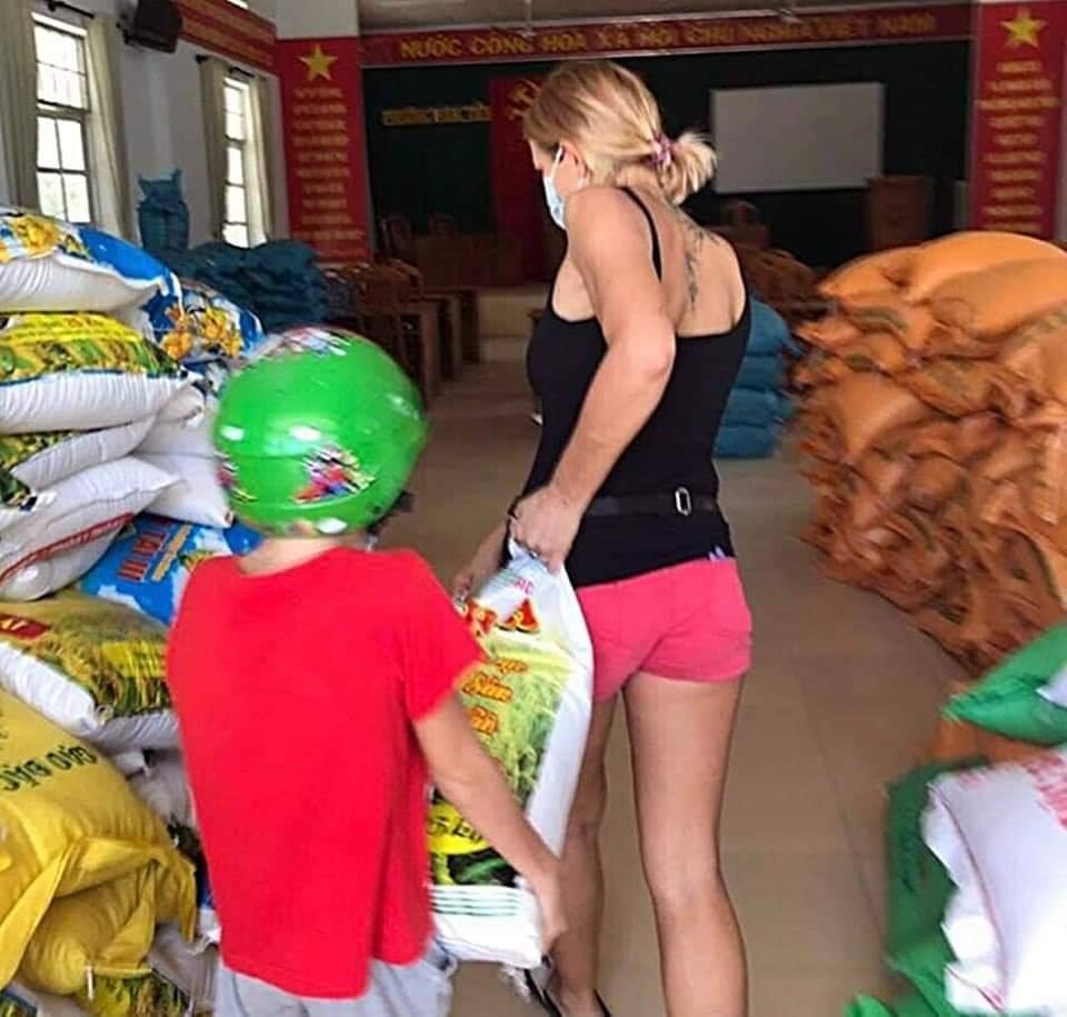 nguoi nuoc ngoai tai viet nam chung tay ung ho cay gao atm