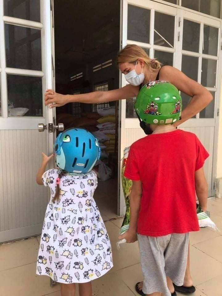 nguoi nuoc ngoai tai viet nam chung tay ung ho cay gao atm