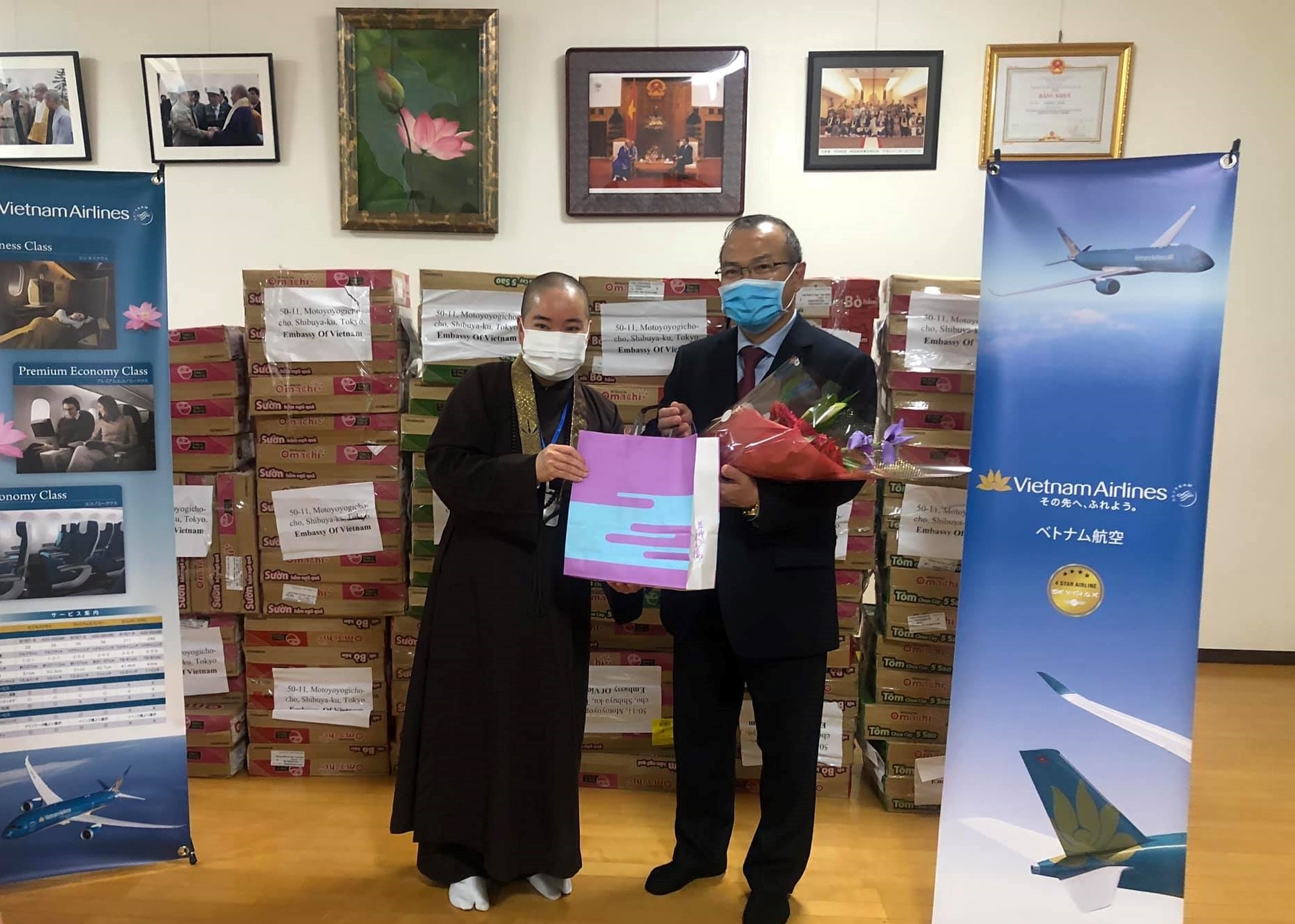 dai su quan viet nam tai nhat ho tro 100 thung my tom cho cong dan viet tai fukushima gap kho khan vi covid 19