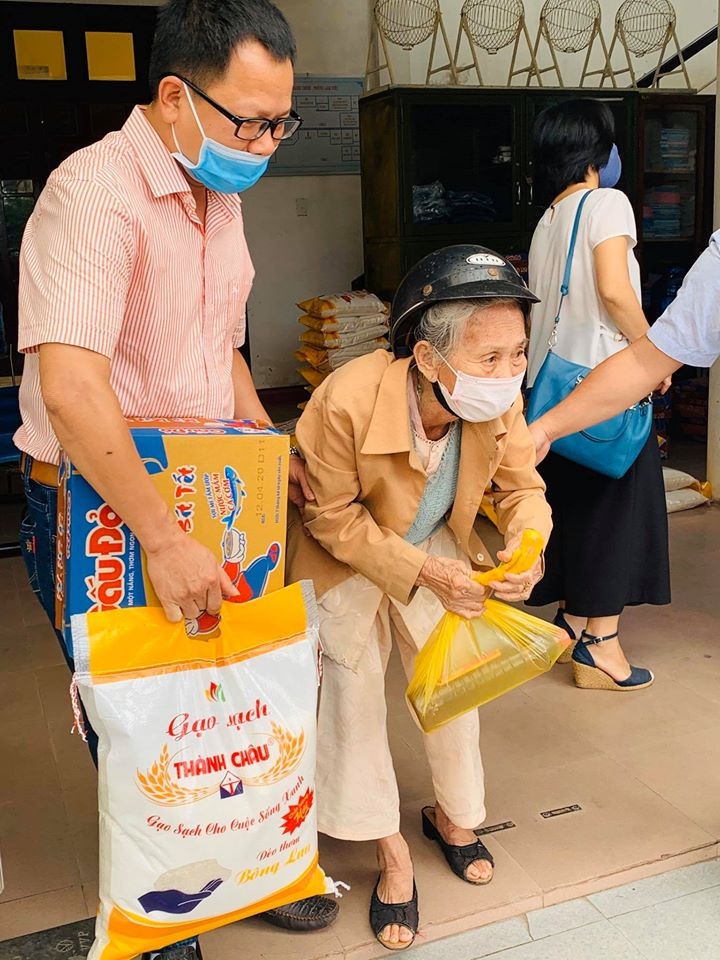 zhishan trao 225 suat qua cho cac gia dinh kho khan o hue chong covid 19