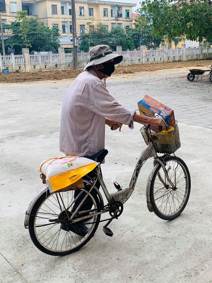 zhishan trao 225 suat qua cho cac gia dinh kho khan o hue chong covid 19