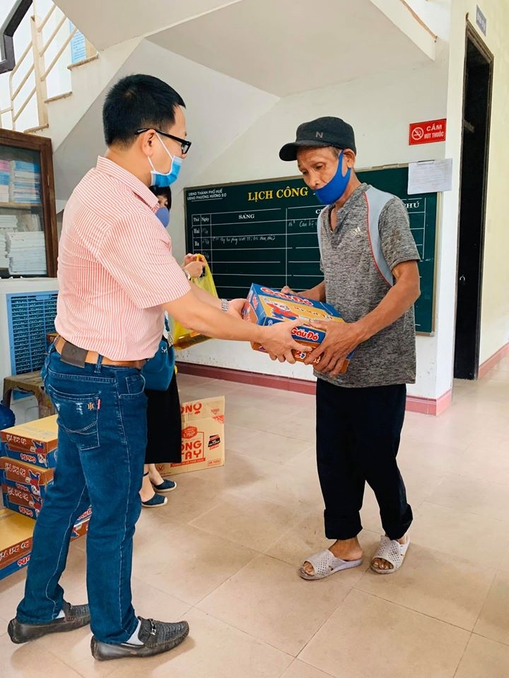 zhishan trao 225 suat qua cho cac gia dinh kho khan o hue chong covid 19