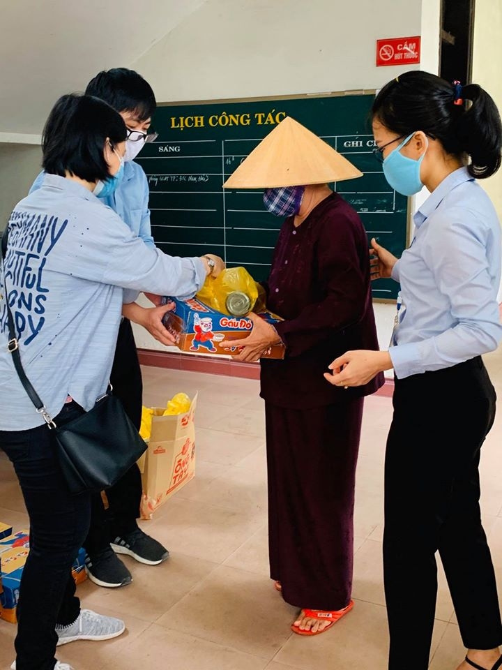 zhishan trao 225 suat qua cho cac gia dinh kho khan o hue chong covid 19